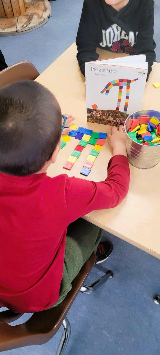 So neat to see this student replicate the images they see during this play-based learning. This student saw this resource &amp; used it as an opportunity to practice their patterning and creativity! 

#EarlyYears #patternrecognition #creativity #playbasedlearning

@EY_uwindsor