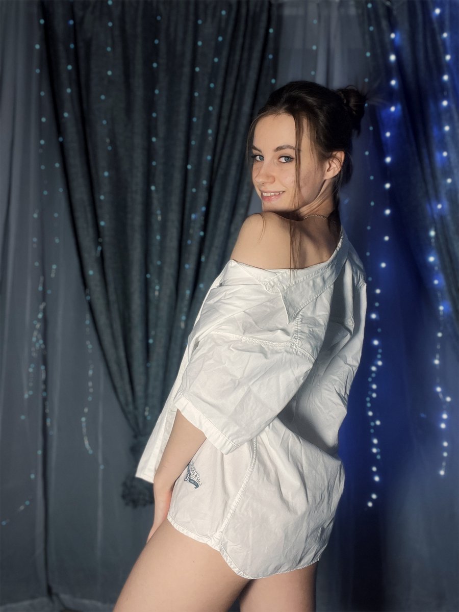 dollynextddoor_'s tweet photo. Say "hi" if you'd like to get to know me better 💙 https://t.co/KWDVmxgmNU