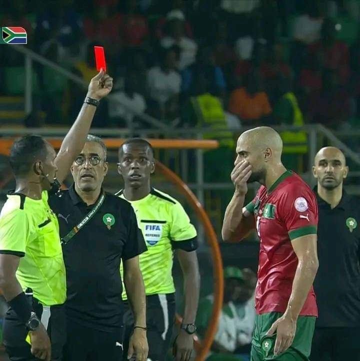 Le quatrième arbitre est choqué, même plus que Amrabat !!
Une décision sadique de la part de cet arbitre, de jamais vu dans le monde de football !!
