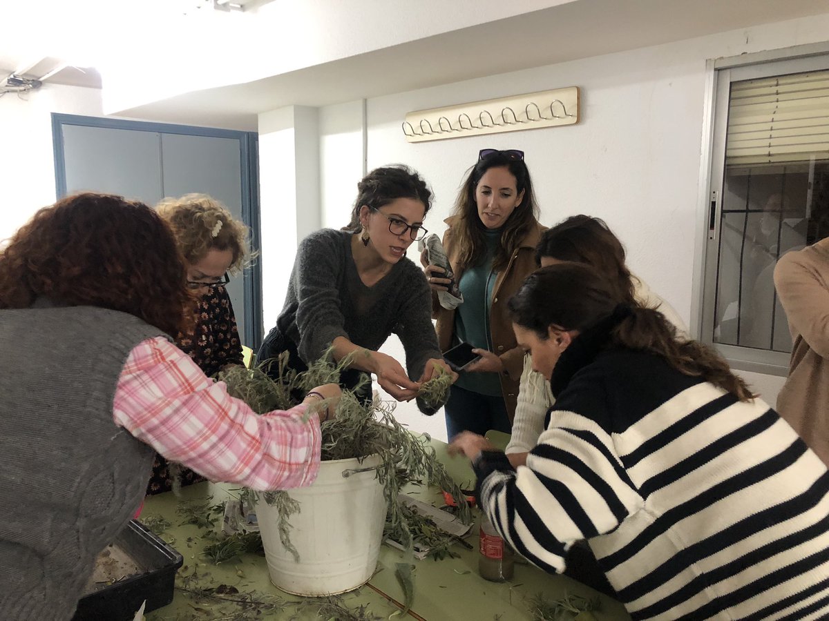 BartraCasas's tweet photo. @BartraCasas ,hoy contamos con Azahara Hurgal, maestra @CeipOliva para explicarnos como el huerto escolar es una herramienta para trabajar diferentes saberes y atender a la diversidad del alumnado.Un claustro comprometido y en continua formación.@cepcordoba https://t.co/fGhid7WYMt