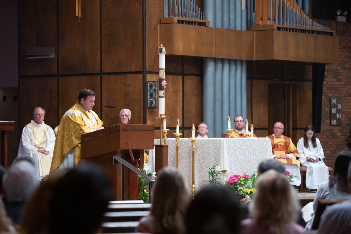grex_kgregis's tweet image. I was honored to concelebrate the funeral Mass this morning of a friend and mentor, Fr. Jon Bakkelund. He helped immensely as I transitioned into seminary, was there to preach my first Mass as a priest, and was a  close friend to my family. He will be greatly missed.