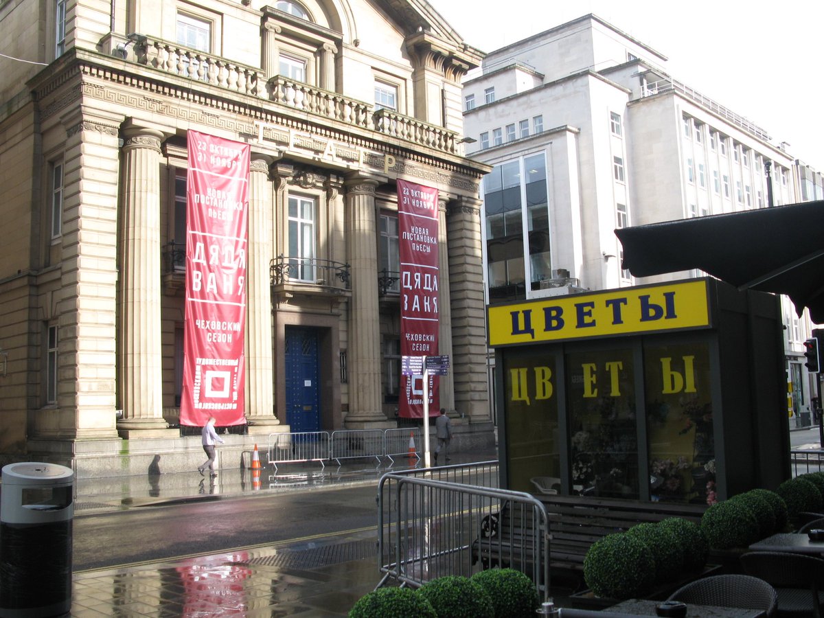 FilmLiverpool's tweet photo. Today marks 10 years since the release of Jack Ryan: Shadow Recruit 🌟

The production saw stars such as Chris Pine, Kevin Costner and Keira Knightley head to Liverpool!

Locations included:

🏰Castle Street
💦Water Street 
👑Queensway Tunnel

#FilmLiverpool https://t.co/LAyqoSjeWO