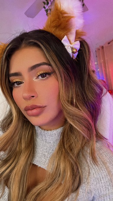 Cat kiss 💋 https://t.co/tHK631PnOt