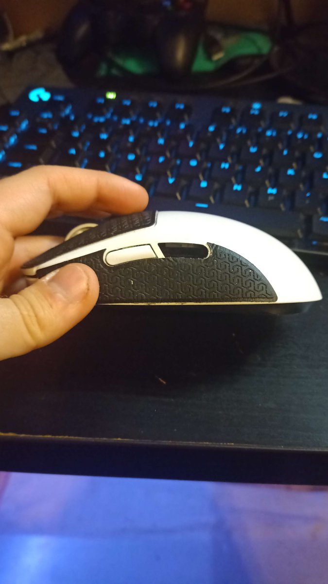 well that's a first, never had a side button just fall inside the mouse like that -150€