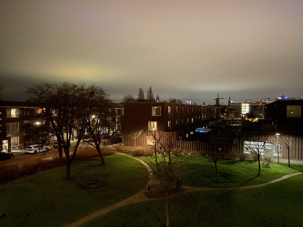 JayEdgarB's tweet photo. Bijzondere kleuren boven Utrecht vanavond. Maar wat is het? #utrecht #sky #noorderlicht #MYSTERY #watishet #gifwolk #Aliens #ufo https://t.co/27fM7pyoOK