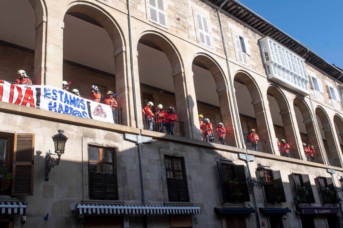 jull2000's tweet photo. @jull2000 Concentración de los bomberos de Gasteiz, al lado del ayuntamiento, donde han dejado oír intensamente  sus reivindicaciones, con lemas como  "Aski  da!, estamos hartos" .
 @vitoriagasteiz @Araba @BomberosEuskadi @Bomberos_VG 
https://t.co/mb1fGHBPfk https://t.co/peDeDeBdGq