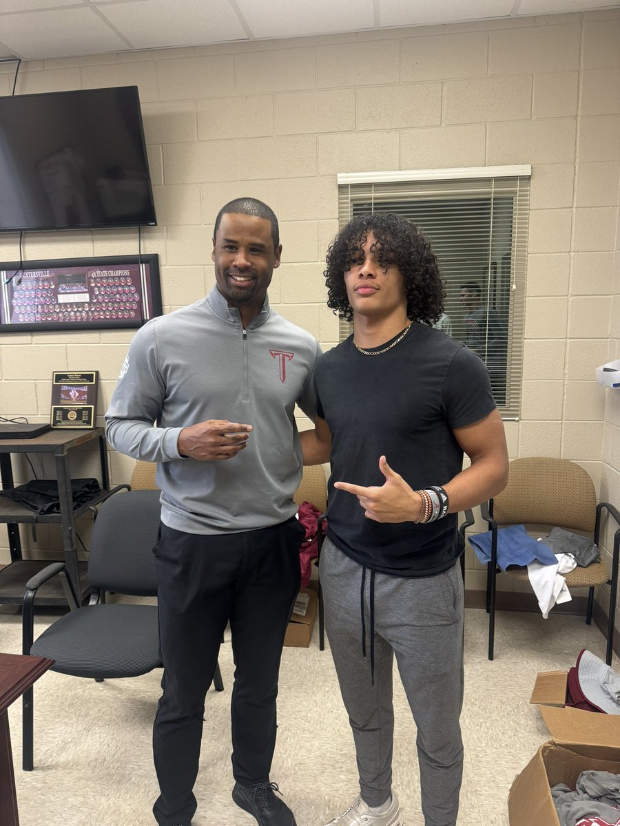 julyonjordan's tweet photo. I appreciate coach @CoachBanks2008 for coming out to talk with me! ⚔️@TroyRecruiting https://t.co/WEgJ3sQiF4