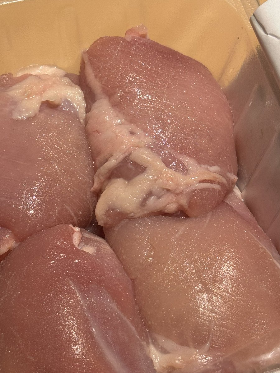 Simon04808771's tweet photo. @Tesco come to use my chicken thoughts on Monday (dated use by 30th) and they were off! This was an online order. https://t.co/TfX2mIkl6H