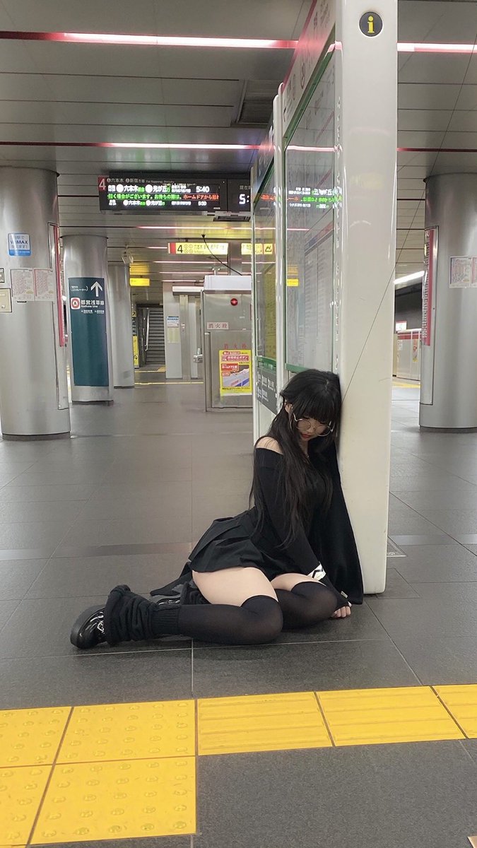 sizuezeus's tweet photo. 駅のホームに凄い女いた https://t.co/NmBhzXfSdm