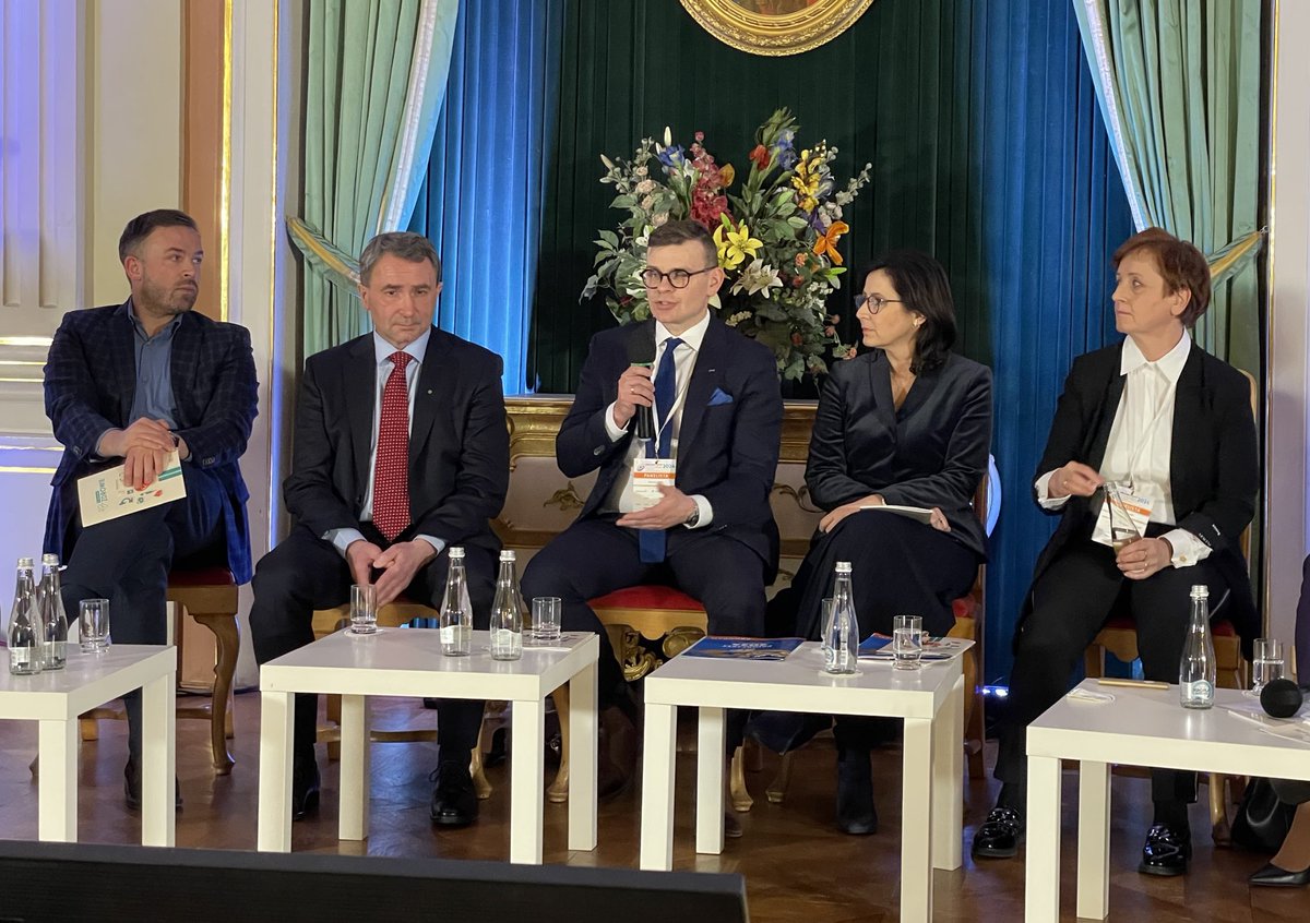 M.Kisiel: Rola aptek i farmaceutów podczas pandemii ulegała zmianie. Wachlarz usług możliwych do świadczenia w aptekach jest znacznie szerszy. Musimy wykorzystać wszelkie narzędzia, by jak najlepiej zaopiekować się pacjentami, bo potencjał farmaceutów jest nadal  niewykorzystany.