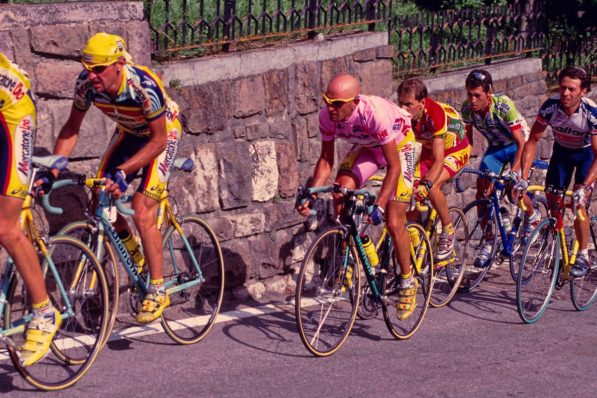 Marco Pantani - Giro d’Italia 1999. Wearing the maglia rosa before being kicked out of the race on the morning of stage 21 for a hematocrit level of 52-percent, above the 50-per cent upper limit set by UCI.
•
📸 Brian Townsley
•
Copyright link: 
creativecommons.org/licenses/by/2.…
