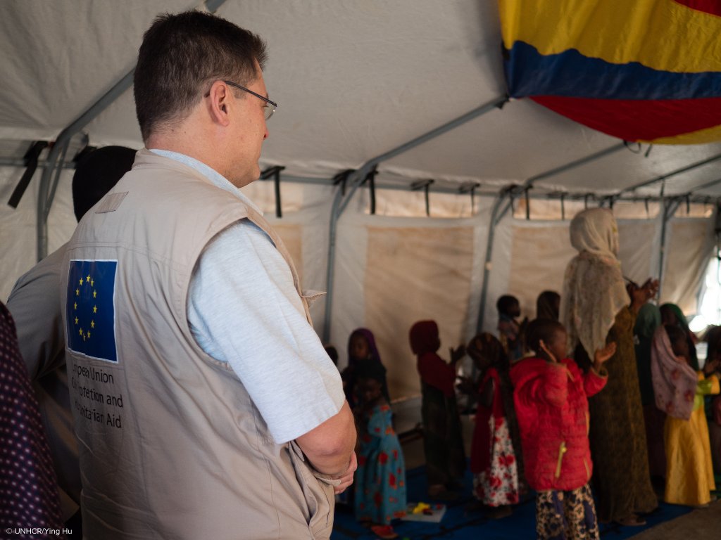 UnhcrTchad's tweet photo. @Refugees  and partners welcomed the European Commissioner for Humanitarian Aid and Crisis Management @JanezLenarcic to the Farchana Refugee Site . The strong support of🇪🇺  @eu_echo is a lifeline to Sudanese🇸🇩 refugees in Chad 🇹🇩. https://t.co/Jr137jGsT5