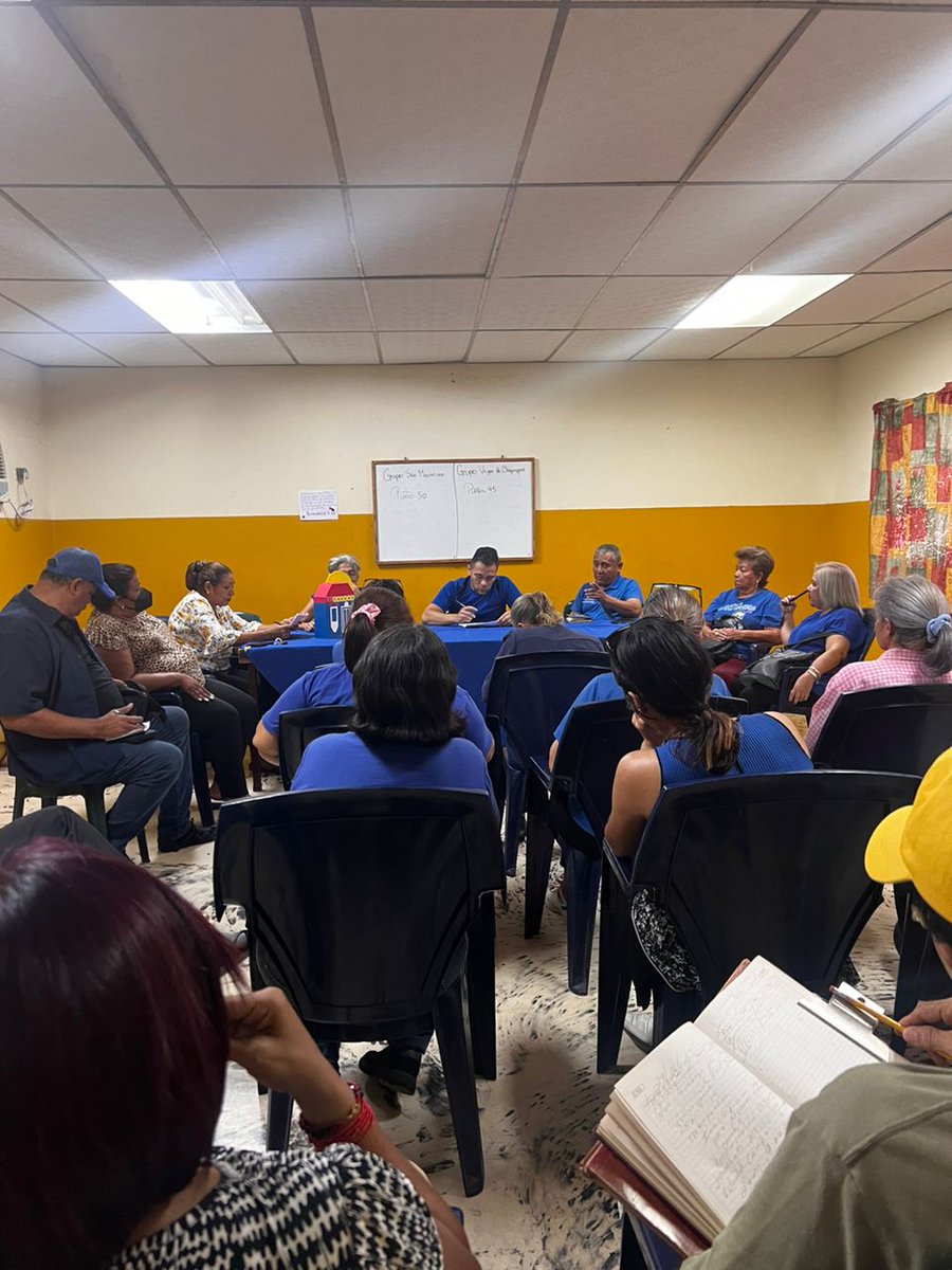 somosuntzulia's tweet photo. Este #30Ener la dirigencia política de la parroquia Juana de Ávila del municipio #Maracaibo, sostuvo una importante reunión junto al secretario general Alexander Ávila en ara a seguir fortaleciendo y organizando las bases de la casita azul.
¡Somos democracia social, Somos UNT! https://t.co/jxkkZboEdb