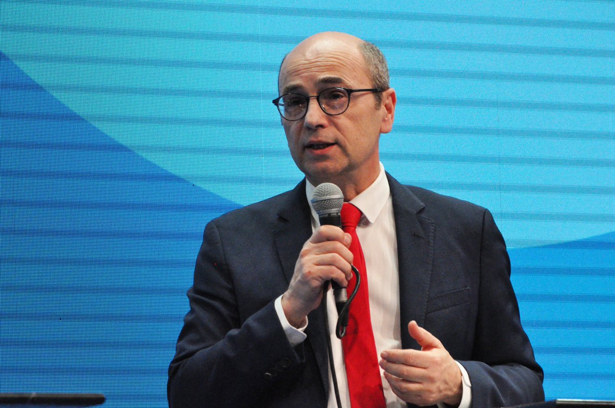 Au <a href="/CarrefourEau/">Carrefour de l'Eau, une marque idealCO</a>, séance plénière <a href="/LoireBretagne/">Eau Loire-Bretagne</a> / <a href="/regionbretagne/">Région Bretagne</a>  
▶️"Sensibiliser, mobiliser, agir : les acteurs publics s'engagent pour que l'#eau ne manque pas demain"
👉Après une capsule vidéo de <a href="/ChristopheBechu/">Christophe Béchu</a> <a href="/Ecologie_Gouv/">Ministères Territoires Écologie</a> , prise de parole de <a href="/LoigCG/">Loïg Chesnais-Girard</a> et <a href="/guttonm/">Martin Gutton</a>⤵️