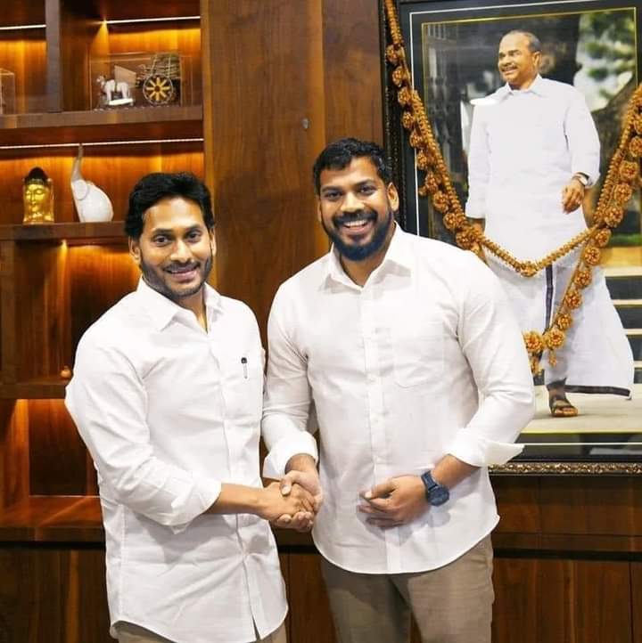 JaphanyaYsrcp's tweet photo. నరసరావుపేట పార్లమెంట్ సమన్వయకర్తగా బీసీ ముద్దుబిడ్డ అనిల్ కుమార్ యాదవ్ గారిని నియమించిన జగనన్న
పల్నాటి చరిత్రలోనే బీసీ వర్గానికి ఎవరు ఇవ్వని ప్రాధాన్యత ఇచ్చిన మీ గుండె ధైర్యానికి సెల్యూట్ జగనన్న.!.... #ఎంపీపీపెదచెర్లోపల్లి https://t.co/UBrcTEUC3k