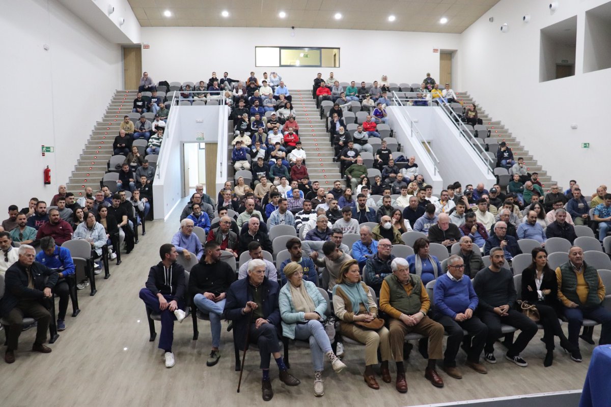 UPXerecistas's tweet photo. 🗳 El Xerecismo Libre se reúne para tomar sus propias decisiones en la Asamblea Extraordinaria del @XerezDFC

🔵 Dueños de nuestro propio futuro https://t.co/ARzGoKsEgH