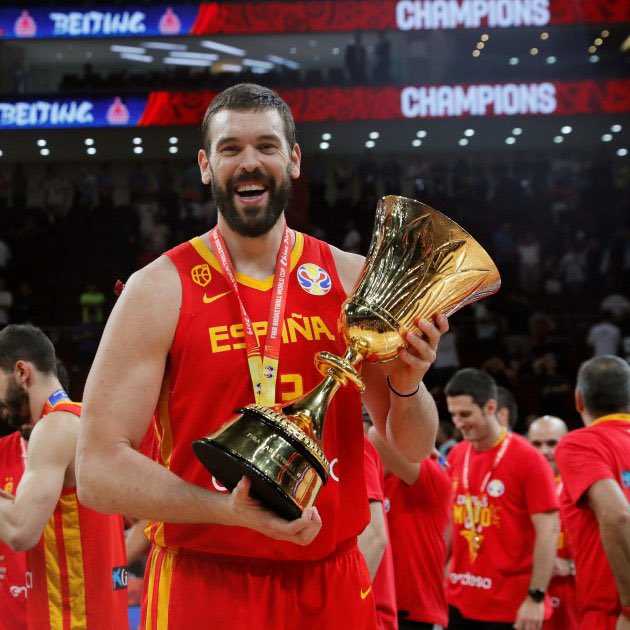 PasionBasketNBA's tweet photo. Marc Gasol acaba de anunciar su retirada del baloncesto profesional

Se marcha una auténtica LEYENDA del Baloncesto español 🇪🇸

➡️ 1 anillo NBA
➡️ 2 Oros Mundiales
➡️ 2 Platas JJOO
➡️ 2 Oros, 1 Plata y 2 Bronces Eurobasket
➡️ 1 ACB
➡️ 1 Eurocup
➡️ 1 MVP ACB
➡️ 1 vez Mejor Defensor NBA
➡️ 3 veces All Star
➡️ 1 vez Mejor Quinteto NBA
➡️ 1 vez en el 2º Mejor Quinteto Defensivo NBA