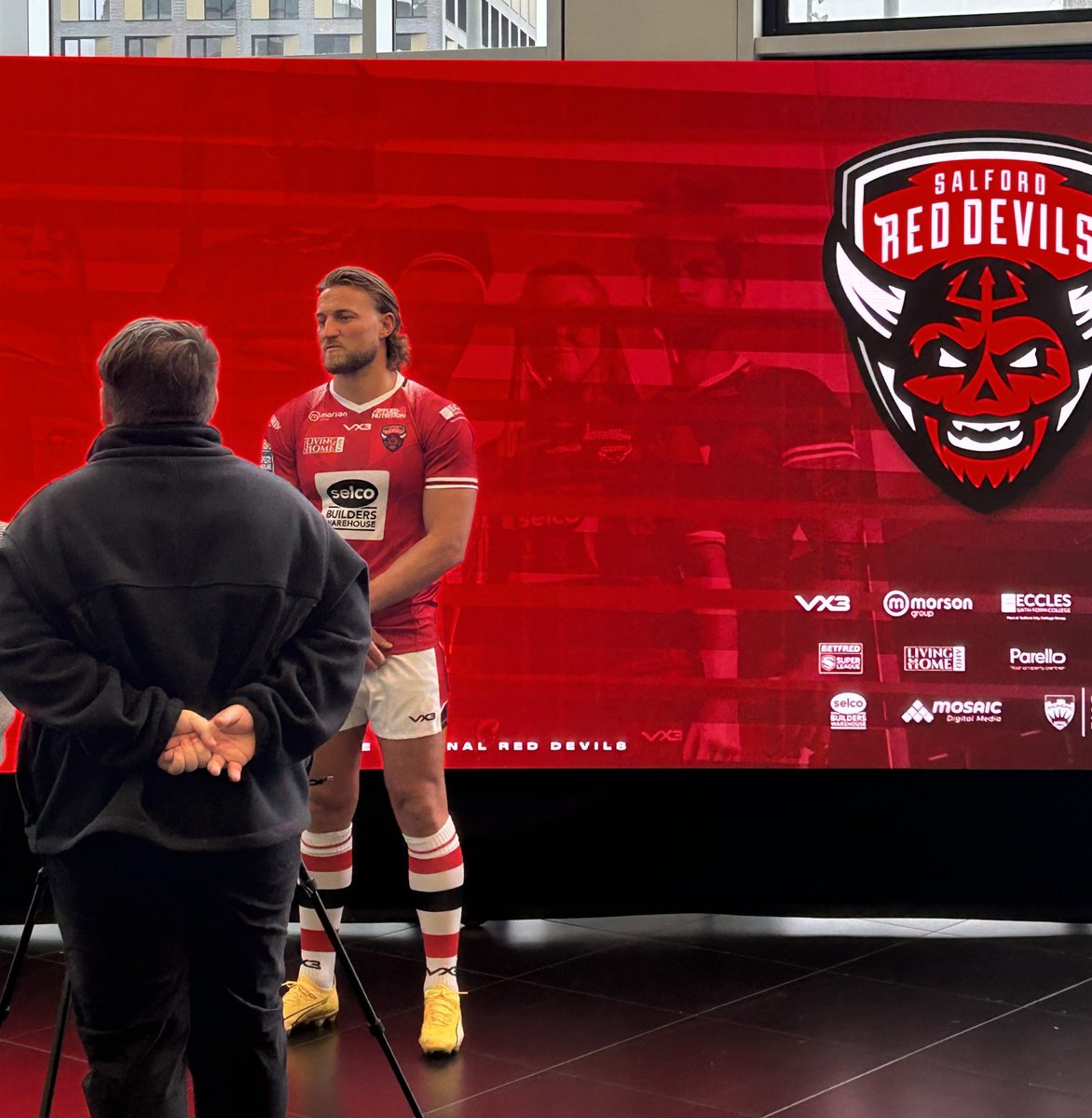 Salford rugby’s lost son <a href="/Chris_hankinson/">Chris Hankinson</a> comes home to Red Devils.

We spoke to the returning player at the Rugly League side's <a href="/SalfordUni/">University of Salford</a> Media Day. 

quays.news/salford-rugbys…