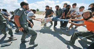 هذا طفل فلسطيني يقوم مجموعة من المستوطنين المتوحشين باللهو والتمتع بتعذيبه.. ⁉️⁉️

أين الإنسانية.. اين صـhاينة العرب ينتقدون هذا.⁉️

ورب موسى حذائي أشرف من وجوه صهـ hاينة العرب.. 
#ولعت #الجنية_المصرى
#Gaza_in_Genocide