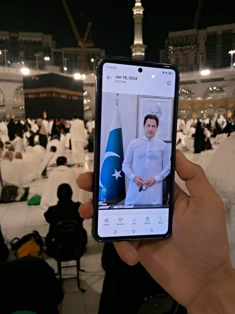 Aizal_Ayyan's tweet photo. چار بہنوں کا اکلوتا بھائی اور 25 کروڑ پاکستانیوں کا اکلوتا لیڈر اللہ آپ کی حفاظت فرمائے آمین https://t.co/Gdjq3Srcrk