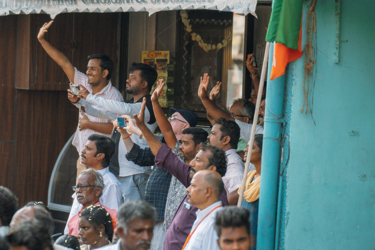 annamalai_k's tweet photo. இன்றைய மாலை #EnMannEnMakkal பயணம், ஜவ்வாது மலை, ஏலகிரி மலை என இரண்டு பெரிய மலைகளால் சூழப்பட்ட வளமிகுந்த பகுதியான திருப்பத்தூரில், பொதுமக்கள் பேராதரவுடன் வெகு சிறப்பாக நடந்தேறியது. சந்தன மாநகர் என அழைக்கப்படும் வாசமிகு நகரம். திருப்பத்தூர் மாவட்டம், சோழனூர் அருகே கல்யாண முருகன் கோயில் அருகே கற்கால மக்கள் தீட்டிய 3,500 ஆண்டுகளுக்கு முந்தைய அழகிய வெண்மை நிதிப்பாறை ஓவியங்கள் கண்டறியப்பட்டுள்ளன. தமிழகத்தில் வரலாற்று சிறப்புமிக்க தொகுதிகளில் ஒன்று இந்த திருப்பத்தூர். 800 ஆண்டுகள் பழமை வாய்ந்த அங்கநாதீஸ்வரர் குடி கொண்டிருக்கும் பகுதி இந்த திருப்பத்தூர் தொகுதி. (1/9)