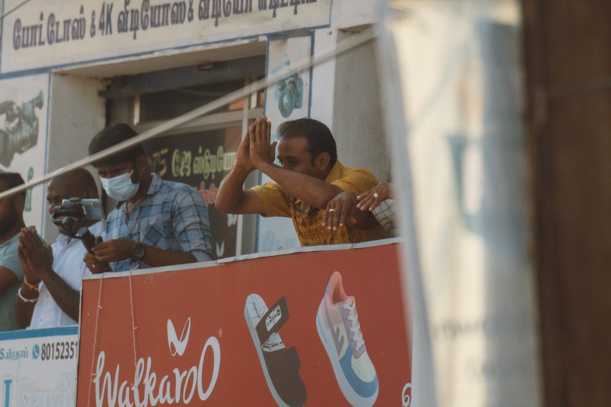 annamalai_k's tweet photo. இன்றைய மாலை #EnMannEnMakkal பயணம், ஜவ்வாது மலை, ஏலகிரி மலை என இரண்டு பெரிய மலைகளால் சூழப்பட்ட வளமிகுந்த பகுதியான திருப்பத்தூரில், பொதுமக்கள் பேராதரவுடன் வெகு சிறப்பாக நடந்தேறியது. சந்தன மாநகர் என அழைக்கப்படும் வாசமிகு நகரம். திருப்பத்தூர் மாவட்டம், சோழனூர் அருகே கல்யாண முருகன் கோயில் அருகே கற்கால மக்கள் தீட்டிய 3,500 ஆண்டுகளுக்கு முந்தைய அழகிய வெண்மை நிதிப்பாறை ஓவியங்கள் கண்டறியப்பட்டுள்ளன. தமிழகத்தில் வரலாற்று சிறப்புமிக்க தொகுதிகளில் ஒன்று இந்த திருப்பத்தூர். 800 ஆண்டுகள் பழமை வாய்ந்த அங்கநாதீஸ்வரர் குடி கொண்டிருக்கும் பகுதி இந்த திருப்பத்தூர் தொகுதி. (1/9)