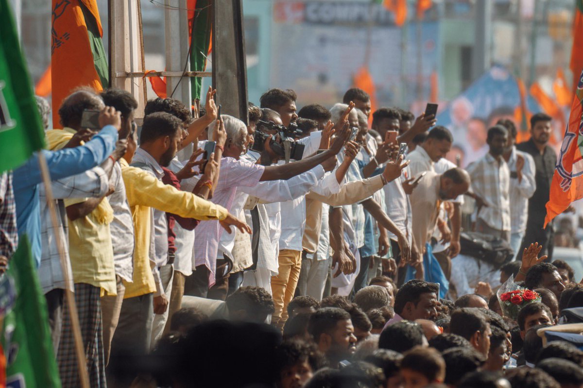 annamalai_k's tweet photo. இன்றைய மாலை #EnMannEnMakkal பயணம், ஜவ்வாது மலை, ஏலகிரி மலை என இரண்டு பெரிய மலைகளால் சூழப்பட்ட வளமிகுந்த பகுதியான திருப்பத்தூரில், பொதுமக்கள் பேராதரவுடன் வெகு சிறப்பாக நடந்தேறியது. சந்தன மாநகர் என அழைக்கப்படும் வாசமிகு நகரம். திருப்பத்தூர் மாவட்டம், சோழனூர் அருகே கல்யாண முருகன் கோயில் அருகே கற்கால மக்கள் தீட்டிய 3,500 ஆண்டுகளுக்கு முந்தைய அழகிய வெண்மை நிதிப்பாறை ஓவியங்கள் கண்டறியப்பட்டுள்ளன. தமிழகத்தில் வரலாற்று சிறப்புமிக்க தொகுதிகளில் ஒன்று இந்த திருப்பத்தூர். 800 ஆண்டுகள் பழமை வாய்ந்த அங்கநாதீஸ்வரர் குடி கொண்டிருக்கும் பகுதி இந்த திருப்பத்தூர் தொகுதி. (1/9)