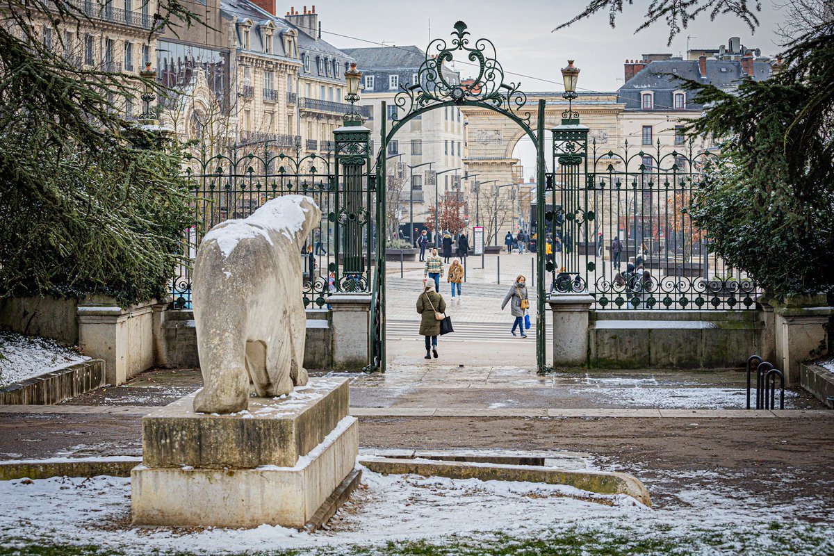 KyonyxPhoto's tweet photo. Série "Pompon nage dans le bon or, blanc !" En avant 

Le dos gelé il ne cesse de l'admirer, sa ville, cette porte, et cette marche en avant qu'il aimerait tant réaliser.

#HansLucas #ourspompon #neige #snow #sculpture #dijon #cotedor #bourgognefranchecomte #magnifiquefrance https://t.co/un0VesEubo