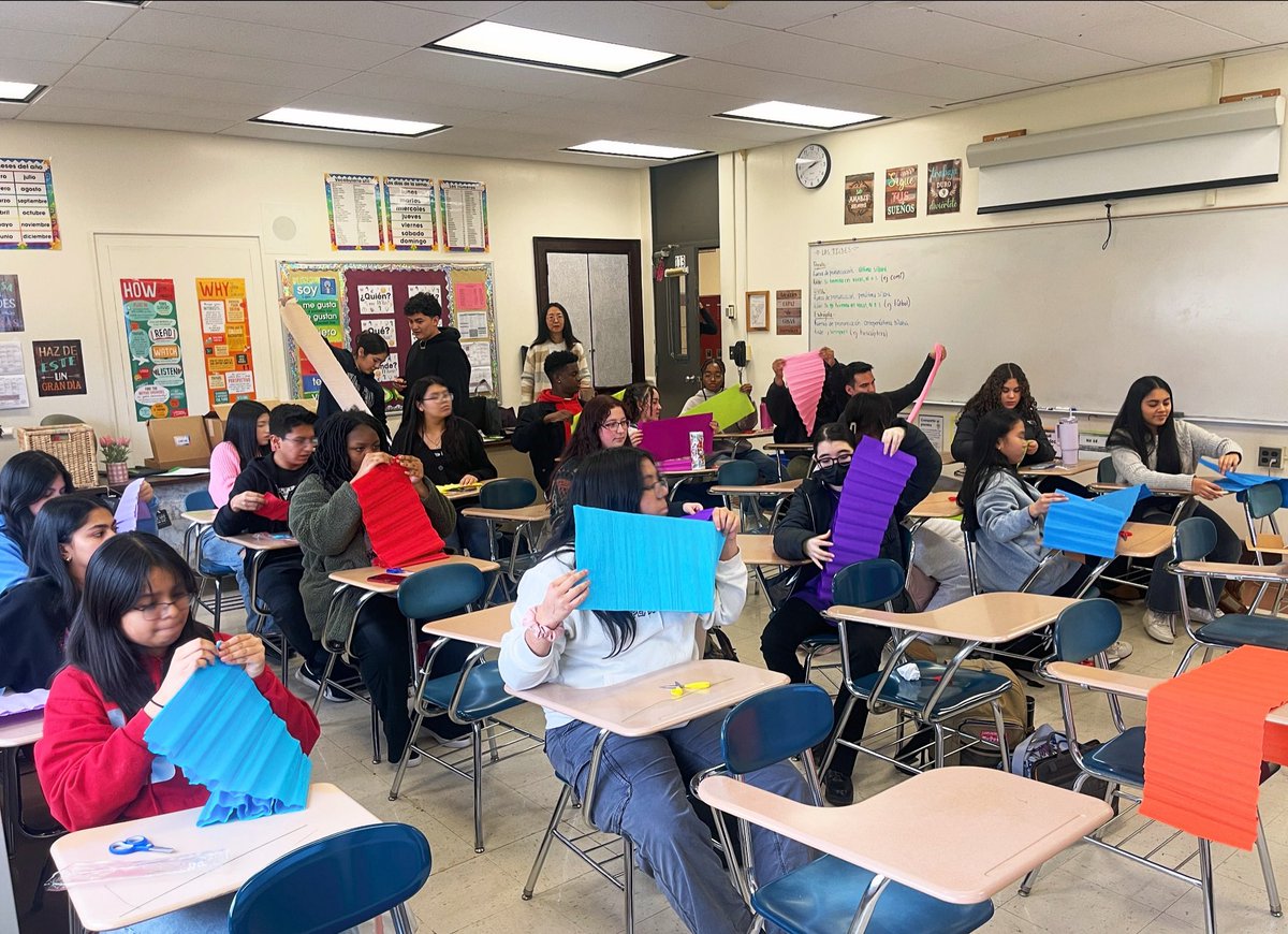 Ms_Soto_'s tweet photo. This month, the Multicultural Club is exploring culture through art! Students recently created colorful paper flowers in honor of Hispanic culture. 💐🇲🇽 https://t.co/EFvb4pBlrD
