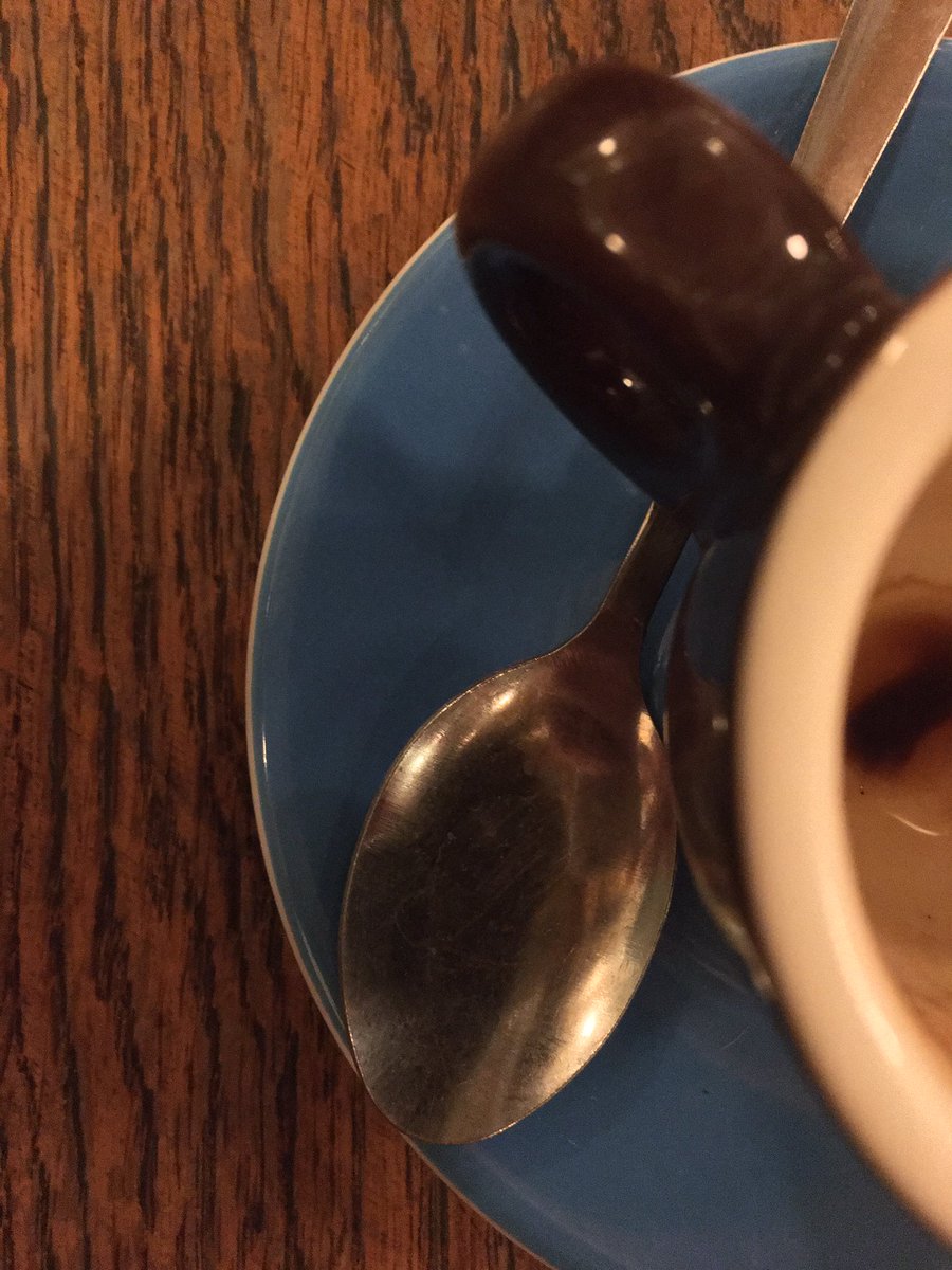 Cafés
en milieu
d’hiver –
qui aidera
ce chemin solitaire
consistant, chaque jour,
à se mettre en quête
de sa vérité :

menant une barque
égarée que tous
applaudissent, 
sans rien savoir,
ni l’âge du capitaine
ni plus que moi
la direction.

Je force le passage
du silence
en vain.