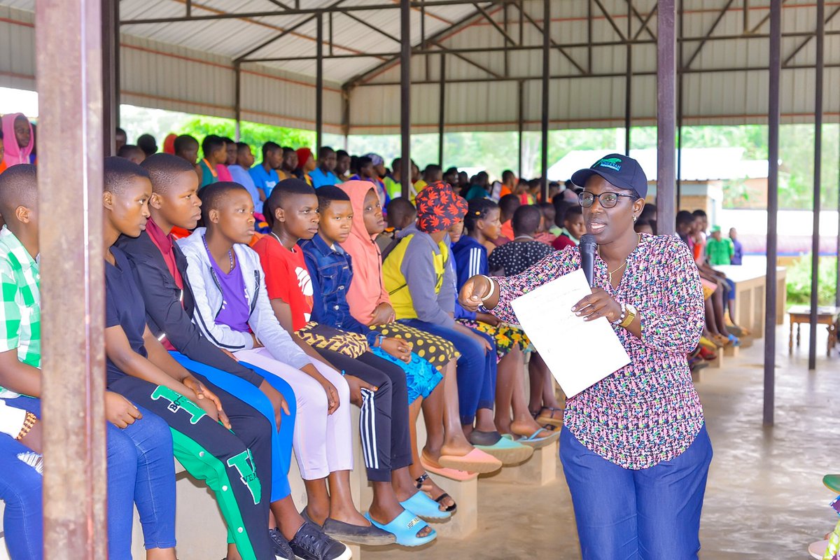 KabacuziS's tweet photo. Ni umuganda wateguwe mu rwego rwo kwitegura umunsi w'Intwari.
Nyuma y'umuganda yahaye impanuro urubyiruko abakangurira kugira imyitwarire myiza bigira kubyiza byaranze intwari z'u Rwanda.
@muhangayouth 
@RwandaYouth https://t.co/u4luZ5s5qI
