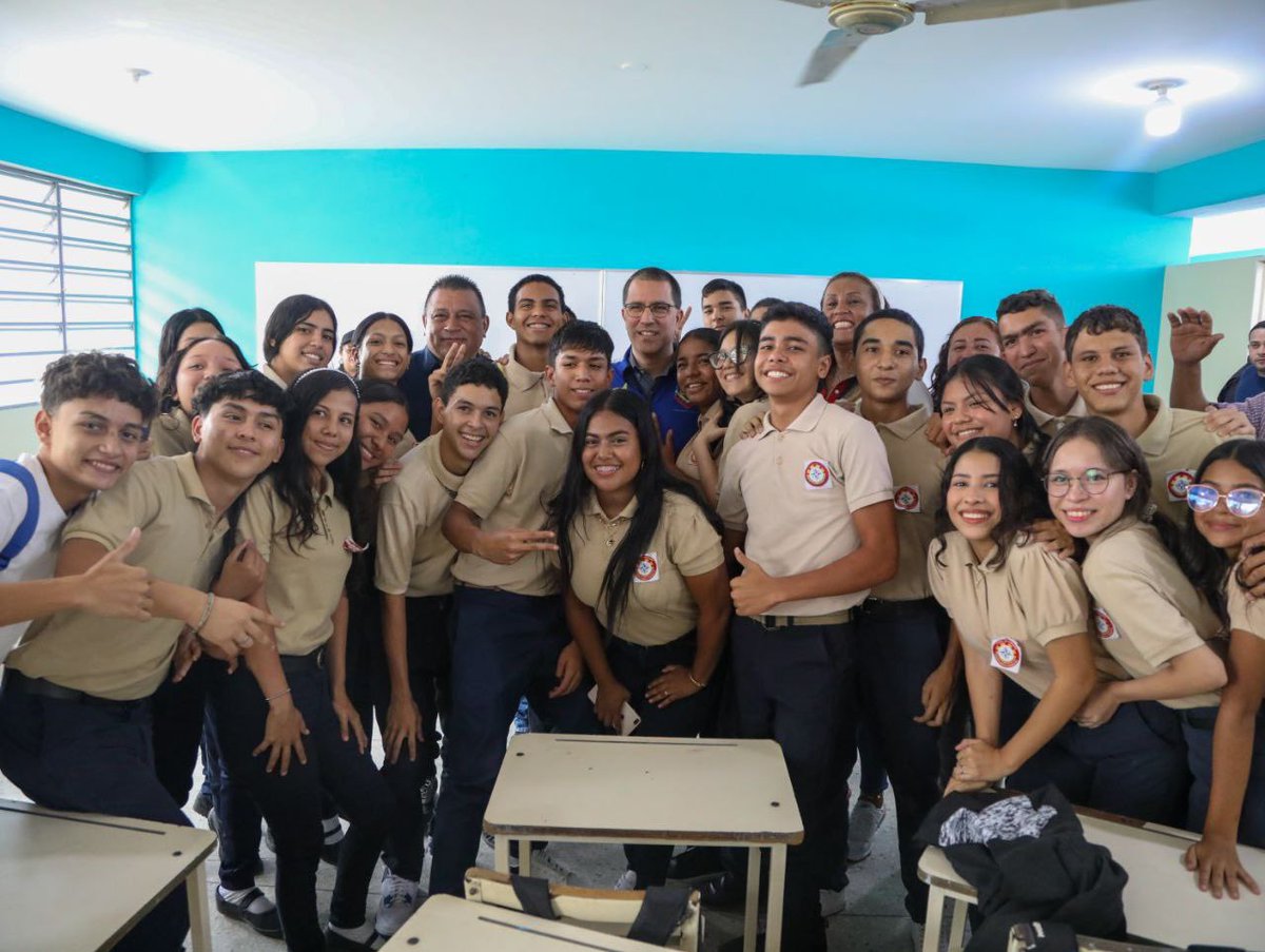 #Entérate 🗣 Estudiantes, profesores y comunidad del municipio #Barinas, reinauguran el Liceo Bolivariano Alberto Arvelo Torrealba en compañía del enlace político <a href="/jaarreaza/">Jorge Arreaza M</a> y <a href="/RafaelTuAlcalde/">Rafael Enrique Paredes</a>.

#PorLasMalasNada
#VenezuelaJusticiaSoberana