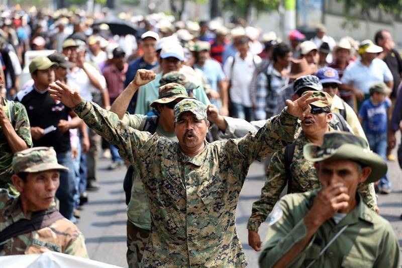Compraron casas de medio millón pero no construyeron el hospital que le prometieron a los veteranos.

¡Defendieron a la nación!, ¡ellos también tienen derechos!

Por eso, con su apoyo a través del voto, estoy decidida a gestionar la construcción del Hospital de Veteranos.