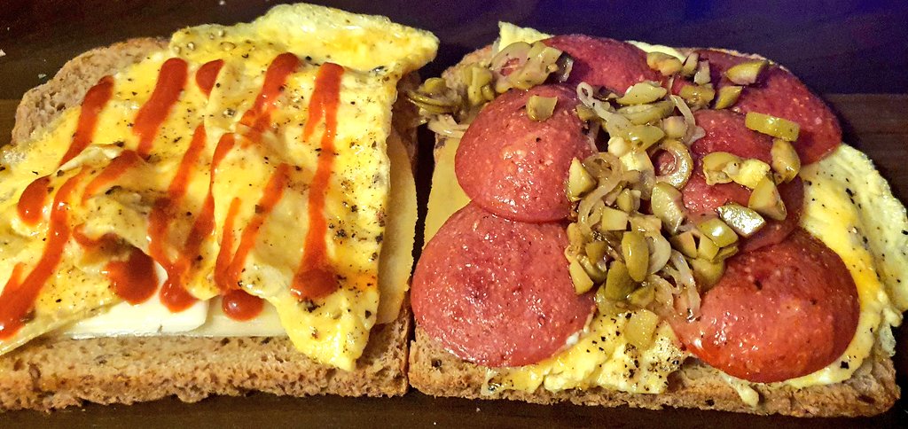 tobyniceinnoize's tweet photo. Let him cook! 
°
Einen Toast auf mich...oder so ähnlich.
°
°
°
#FastFood #FutterNeid #EierWirBrauchenEier #FingerLickingGood #BrettVonOma https://t.co/abpDOdKuSv