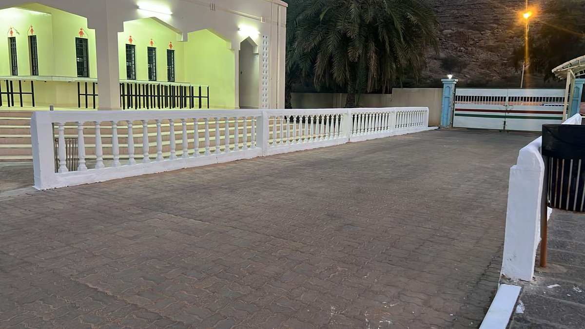 edugovsbt3606's tweet photo. العوابي تستعد بكل همة  لاستقبال طلابها للفصل الدراسي الثاني، حيث قامت اللجنة الاجتماعية ( الفريق  الأهلي الرياضي الثقافي)  بولاية العوابي بعمل معسكر لصبغ مداخل ومرفقات مدخل المدرسة،، فكل الشكر والتقدير لهم ولجميع الجهود المبذولة من  أجل تحسين وتطوير المدرسة. https://t.co/SF7qRjg6hV