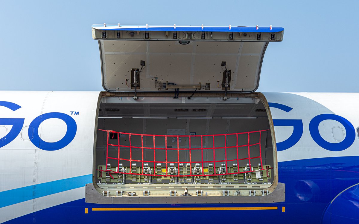 NunoSeletti's tweet photo. Retour sur le salon @WingsIndia2024 : @IndiGo6E Cargo à présenté son @Airbus #A321P2F (Pax to Freighter) !
Il peut transporter 27 tonnes de fret sur une distance de 4260km. (VT-IKY MSN: 3930)
#Indigo #Indigocargo #A321P2F #Airbus #WingsIndia2024 #VTIKY https://t.co/ulXKrnDxaa