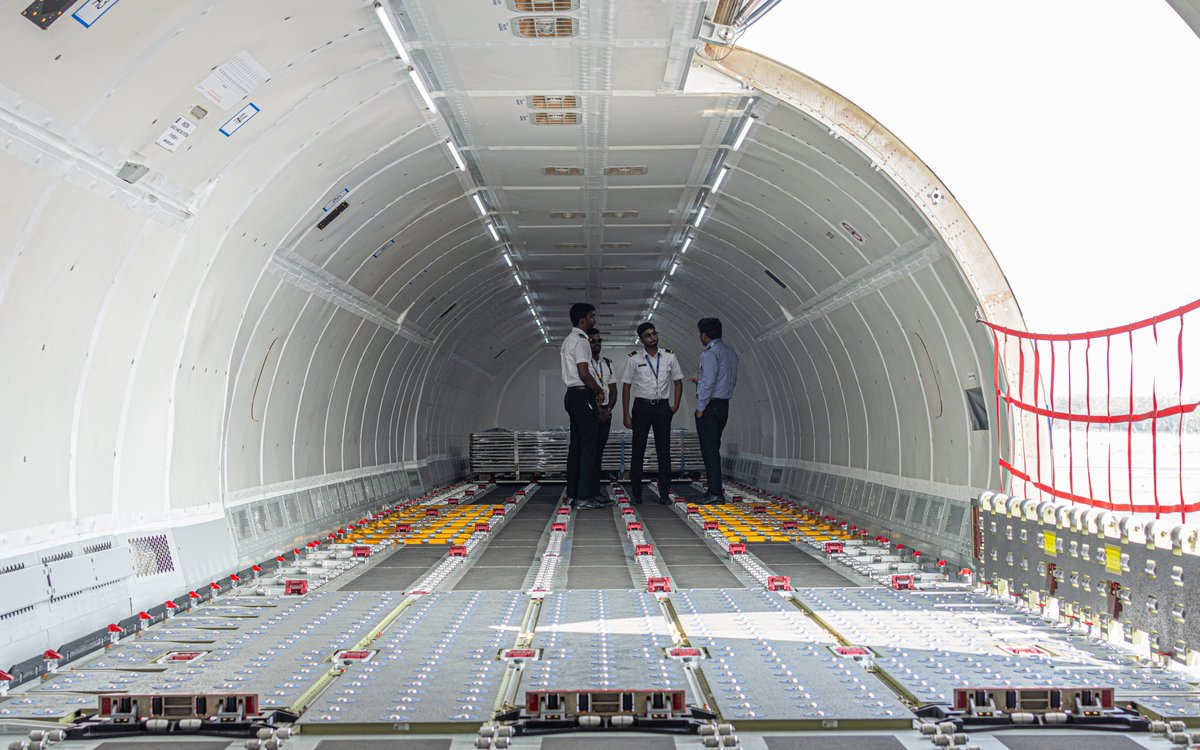 NunoSeletti's tweet photo. Retour sur le salon @WingsIndia2024 : @IndiGo6E Cargo à présenté son @Airbus #A321P2F (Pax to Freighter) !
Il peut transporter 27 tonnes de fret sur une distance de 4260km. (VT-IKY MSN: 3930)
#Indigo #Indigocargo #A321P2F #Airbus #WingsIndia2024 #VTIKY https://t.co/ulXKrnDxaa