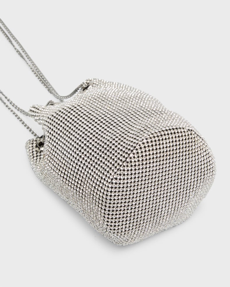 WhitingDavis's tweet photo. The Crystal Bucket is a fun way to carry your event essentials. #eveningbag #handbag #eventbag #bucketbag #whitinganddavis https://t.co/RMuVS0fTxm https://t.co/eMeiP5qn2h