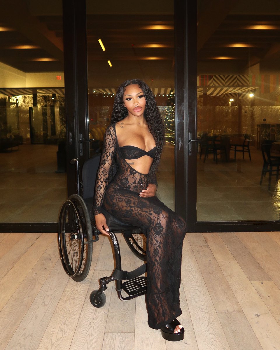 milandior3's tweet photo. 🖤🖤 https://t.co/RnLDReIc6W