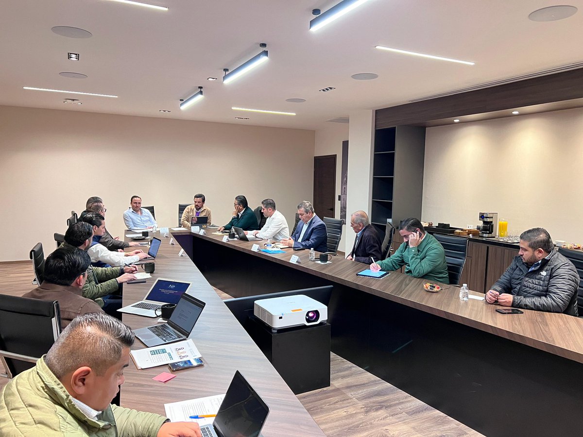 En reunión con <a href="/zoerobledo/">Zoé Robledo</a> director general de <a href="/Tu_IMSS/">IMSS </a> en #Saltillo. #CoahuilaPaDelante #APasosDeGigante