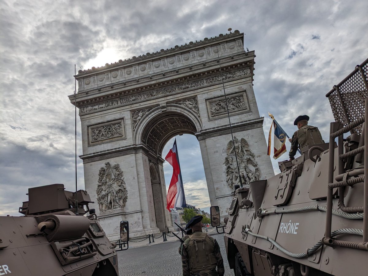 Combattre repose avant tout sur un état d’esprit. Au-delà de ses matériels et savoir-faire l’@armeedeterre puise sa combativité dans l’esprit guerrier de ses soldats, la cohésion de ses unités, et ses liens avec la Nation. #ForcesMorales #ArméesNation