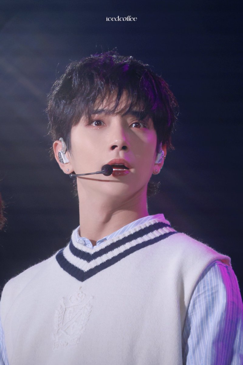 joshuaarchive's tweet photo. oh his reaction is sooo 😭😭🥺 cute https://t.co/ANiEeDHrHN