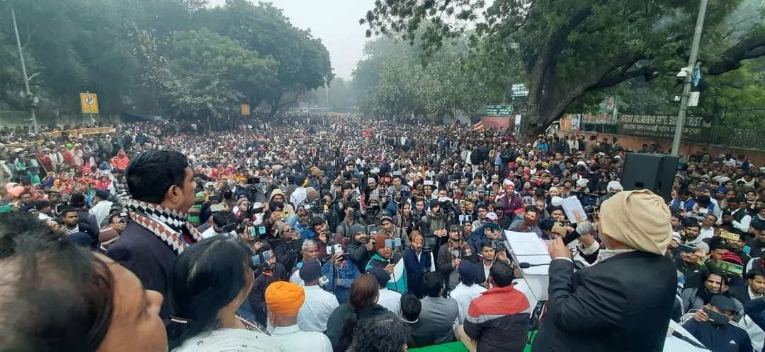ईवीएम हटाओ लोकतंत्र बचाओ के नारों के साथ भारत मुक्ति मोर्चा के द्वारा दिल्ली के जंतर मंतर पर संपन्न हुए विशाल महामोर्चा में देश के कोने कोने से उमड़ा मूलनिवासियों का जनसैलाब।
#चुनाव_आयोग_पर_महामोर्चा