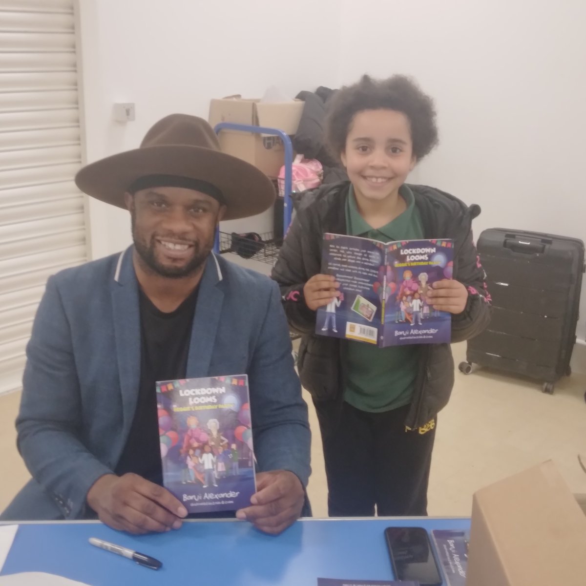 crazybabers's tweet photo. Ellese very happy to meet @banjialexander today, She has not put book down since 🥰
.
.
#lockdownlooms #banjialexander https://t.co/0xKx0DaFNn