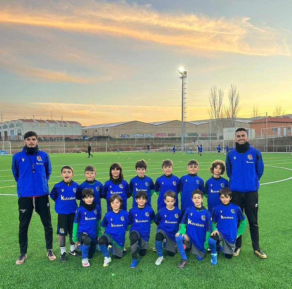 USCFbase's tweet photo. 🔵⚪ | Nueva semana de entrenamientos con la escuela @RealSociedad con las nuevas equipaciones. 

Si quieres que vayamos a ver tus partidos hasta final de temporada, rellena el siguiente formulario: 

https://t.co/DLVAxBrtIO

#ConstruyendoUSCF 🏗️ https://t.co/H8hq8jG7tw