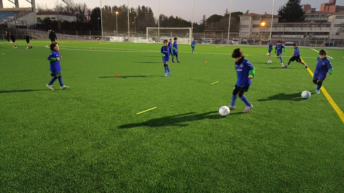 USCFbase's tweet photo. 🔵⚪ | Nueva semana de entrenamientos con la escuela @RealSociedad con las nuevas equipaciones. 

Si quieres que vayamos a ver tus partidos hasta final de temporada, rellena el siguiente formulario: 

https://t.co/DLVAxBrtIO

#ConstruyendoUSCF 🏗️ https://t.co/H8hq8jG7tw