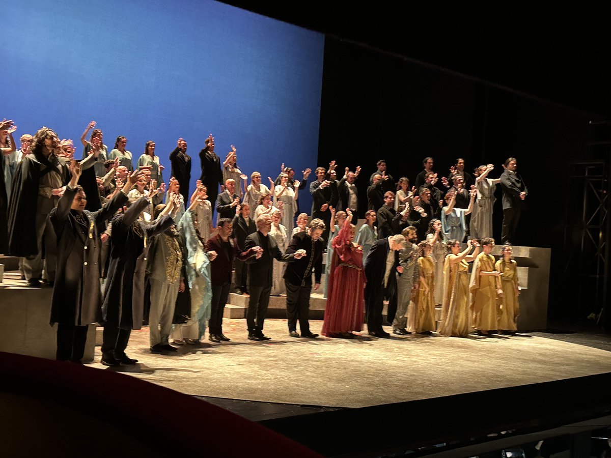 RamonSobrino1's tweet photo. El domingo, 2ª #Lohengrin_OVD, brillante cierre de temporada @operaoviedo
Nuevo triunfo de @mirenurbieta @stephaniemuther, con @InsugSim @SamuelSakker #SimonNeal y @borjaquiza
Coro @Intermezzocoros reforzado.
Brillante @OSPAcom. Gran #ChristophGedschikd 👋
Ahora, 3ª función https://t.co/ymtzghIEBc