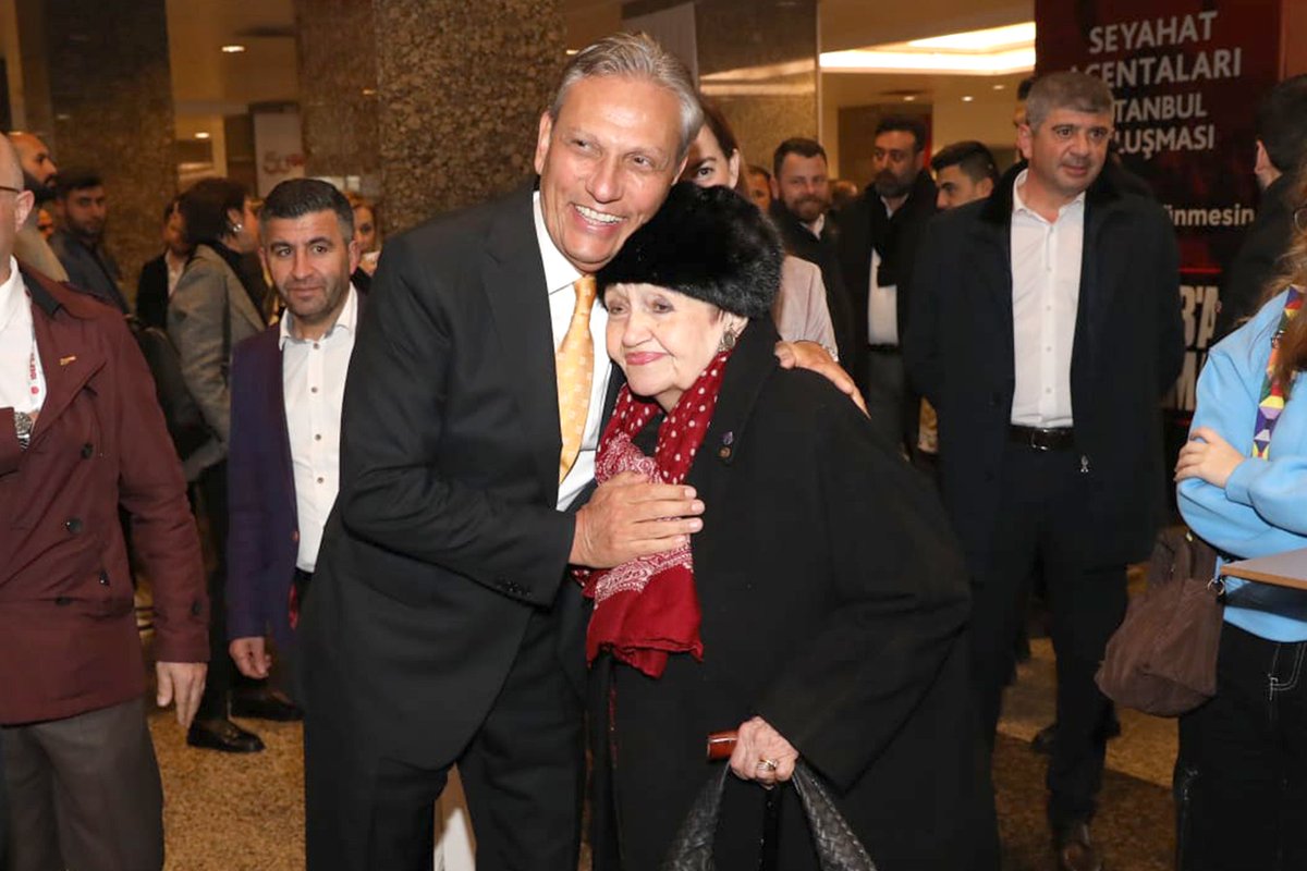 Bugün Lütfi Kırdar Uluslararası Kongre ve Sergi Sarayı’nda yoğun katılımla gerçekleştirdiğimiz “Seyahat Acentaları İstanbul Buluşması”nda meslektaşlarımla bir araya gelerek sektörümüzün ve seyahat acentalarımızın geleceğini tehdit eden yeni yasa taslağına karşı çok güçlü bir