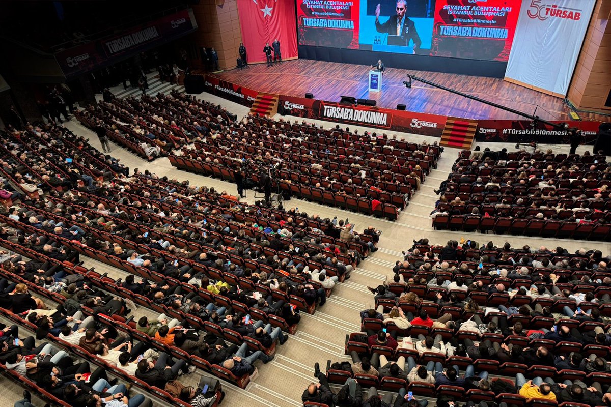 fbaglikaya's tweet photo. Bugün Lütfi Kırdar Uluslararası Kongre ve Sergi Sarayı’nda yoğun katılımla gerçekleştirdiğimiz “Seyahat Acentaları İstanbul Buluşması”nda meslektaşlarımla bir araya gelerek sektörümüzün ve seyahat acentalarımızın geleceğini tehdit eden yeni yasa taslağına karşı çok güçlü bir “BİRLİK” mesajı verdik.

100 yıllık Cumhuriyetimizin 51 yıllık medar-ı iftiharı olan TÜRSAB’ın bölünemeyeceğini ve bölünmesinin neden olacağı sonuçları vurguladığımız buluşmada, yeni yasa taslağının Birliğimizi, seyahat acentalarımızı ve sektörümüzü olumsuz etkileyecek maddelerini detaylı bir şekilde anlattık. Sermaye gücü büyük olanlara karşı küçük ölçekli seyahat acentalarımızın yok olmasına izin vermeyeceğimizin bir kez daha altını çizdik.

Toplantıya katılarak mesleğimize sahip çıkan ve destekleri ile gücümüze güç katan herkese, “Birlik” olmanın gücünü bir kez daha hissettirdikleri için sonsuz teşekkürlerimi sunuyorum.

#TÜRSAB #TürsabBölünemez #TÜRSABaDokunma #turizm #seyahatacentası