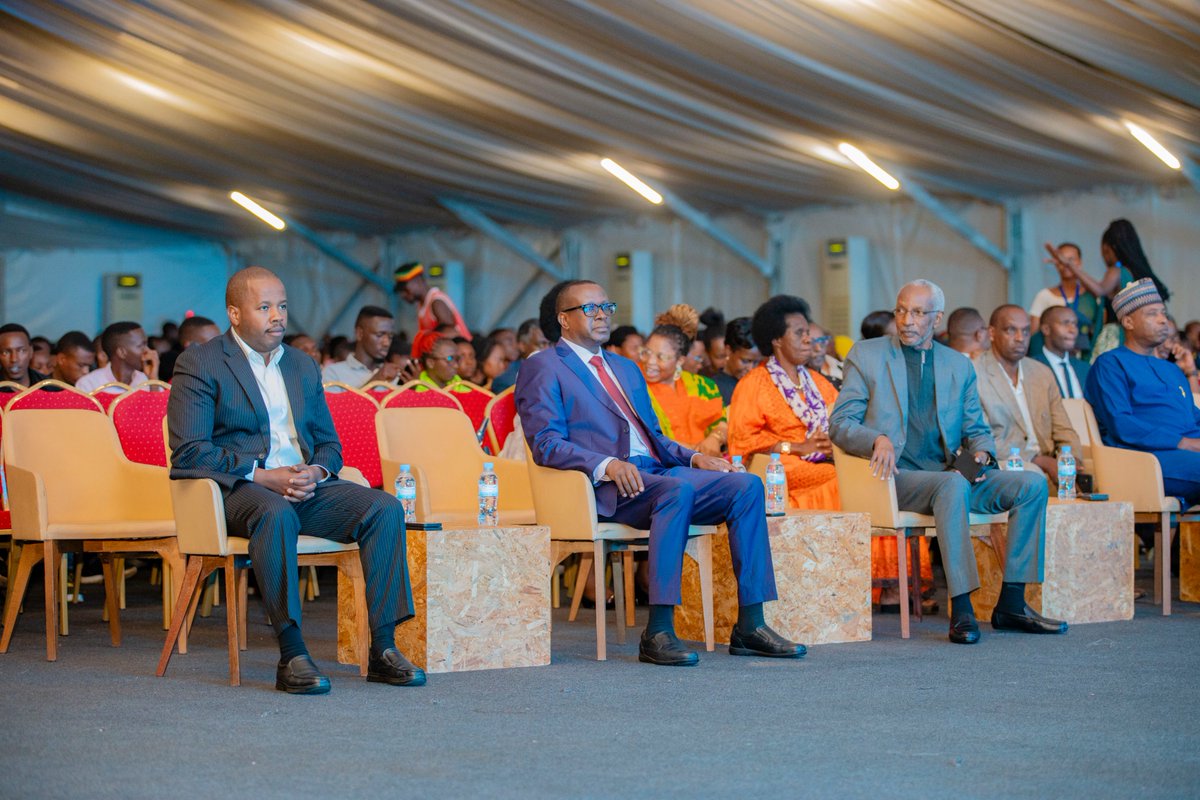 CityofKigali's tweet image. Muri #KCEV hari kuba igitaramo gisingiza Intwari kibanziriza Umunsi w'Intwari z'u Rwanda wizihizwa tariki ya 01 Gashyantare. Umuyobozi w'Umujyi wa #Kigali @dusengiyumvas, Minisitiri @DrDamascene n'abandi bayobozi batandukanye bitabiriye iki gitaramo. 
#Ubutwari2024 #Ubutwari30